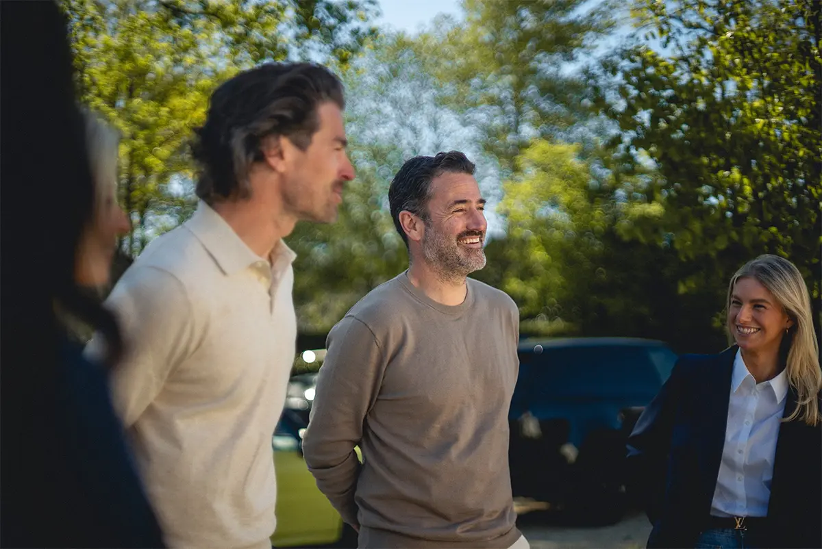 Het team van Eurinvesco in gemoedelijk overleg aan het kantoor in Lanaken-Neerharen