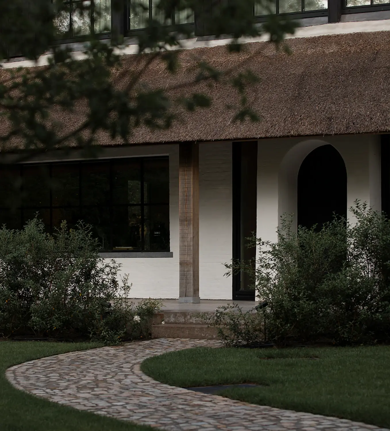 features-grid-section