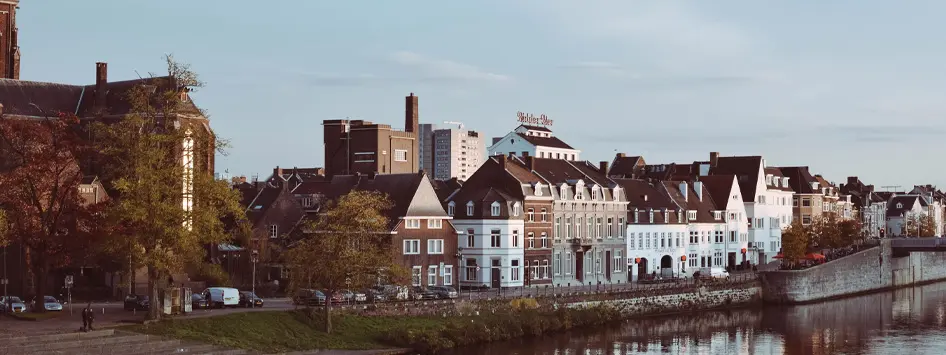 Zicht op Maastricht, de Nederlandse Stad, dichtbij Lanaken