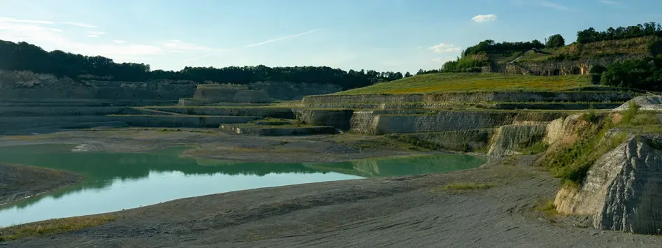 Zicht op een mergelgroeve met water