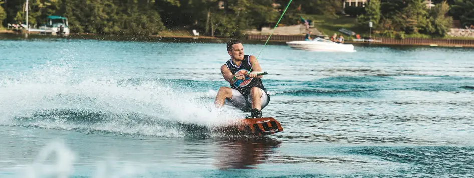 wakeboarden op het water van de maas in Aldeneik